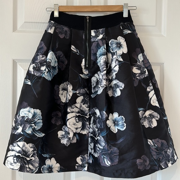 XS Simons exclusive A-Line pleated skirt - Picture 3 of 3